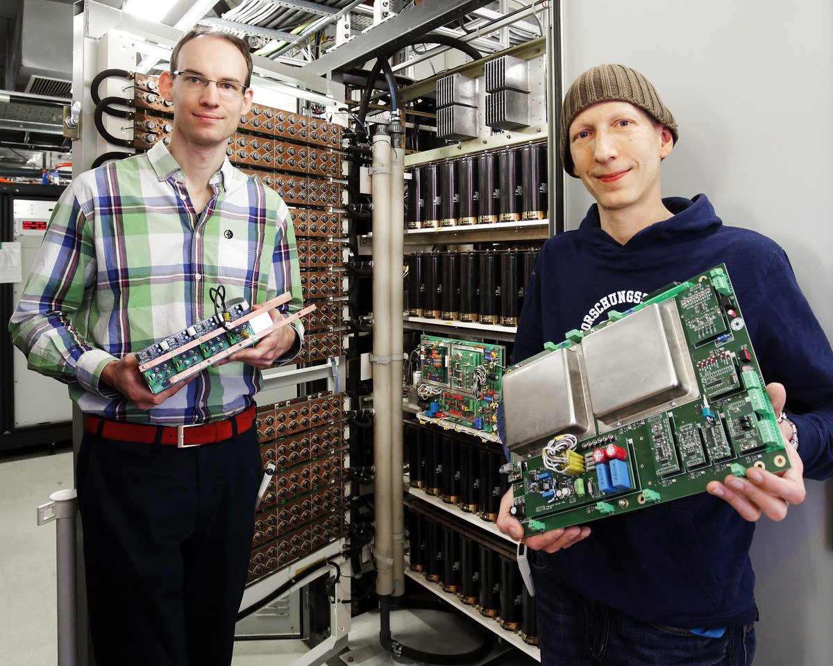 Markus Retzlaff und Christian Ehrlich mit Dipolnetzgerät