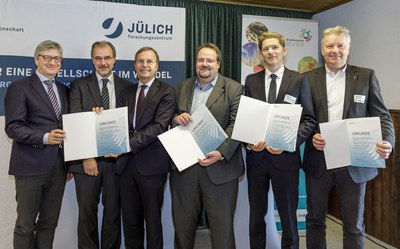 "Vom Braunkohle- zum BioökonomieREVIER": Diesem Leitgedanken folgt das Forschungszentrum Jülich mit Partnern aus der Region in einer gemeinsamen Initiative.